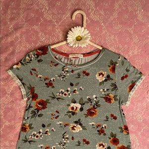 Rewind Floral Top, Size M, Longer in Back